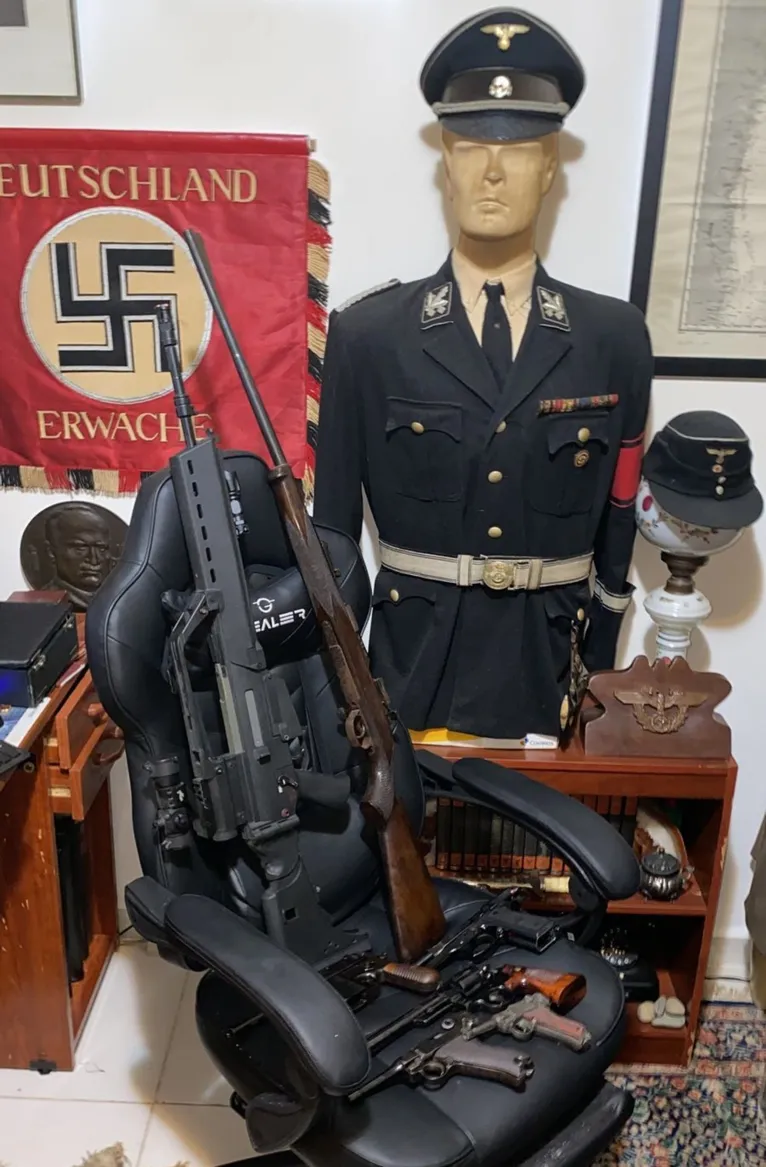 Na casa, havia 12 fardas nazistas originais, inclusive da SS — a Schutzstaffel