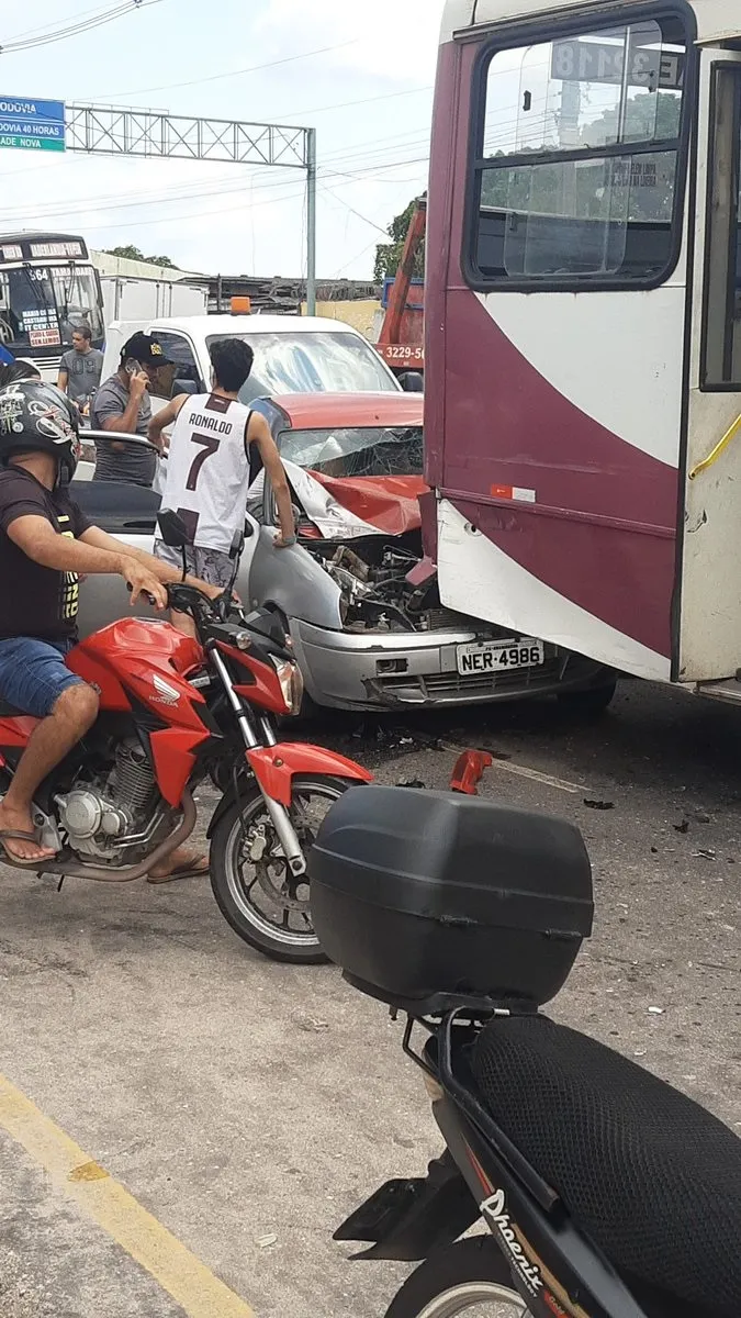 Guincho perde o controle e bate em 4 veículos em Ananindeua