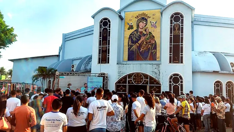 Na parte externa, dois telões foram disponibilizados para os fiéis que estavam do lado de fora acompanharem a missa.