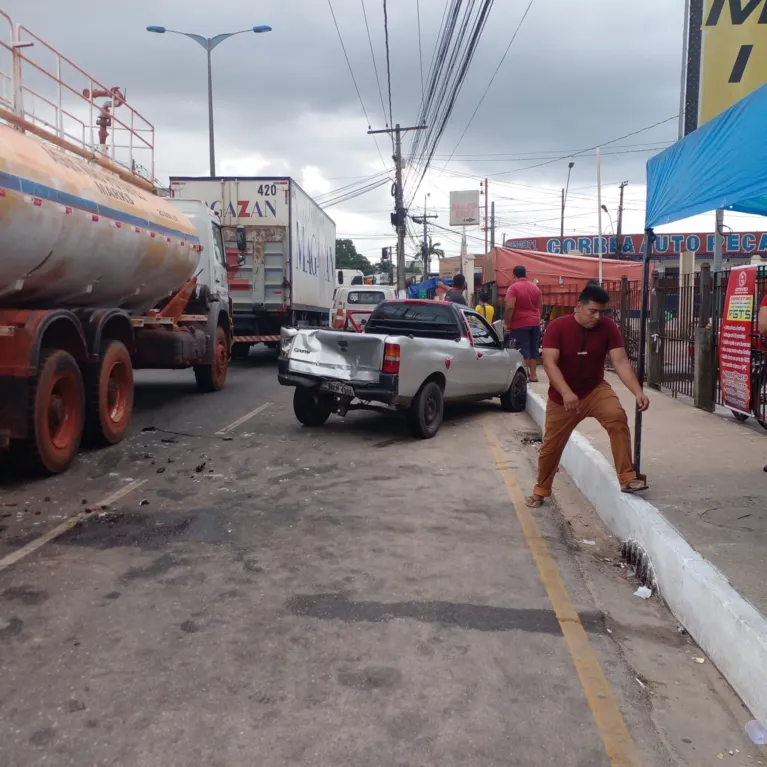 Guincho perde o controle e bate em 4 veículos em Ananindeua