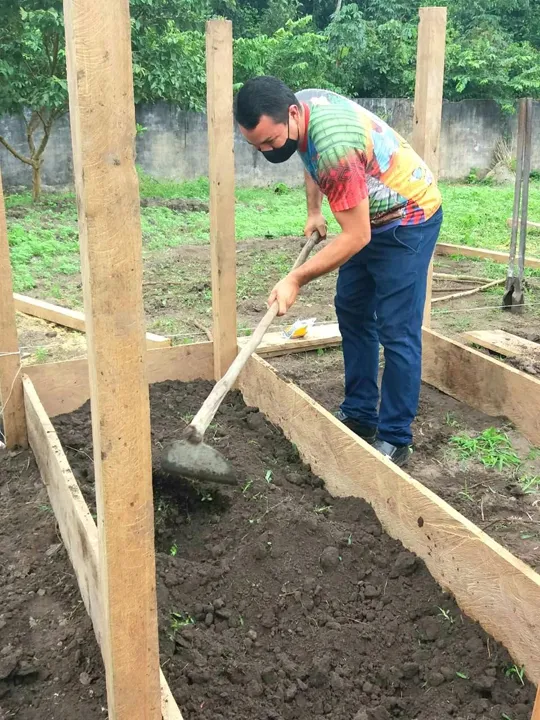 Professor Lídio Paz e o projeto "Horta na Escola". 