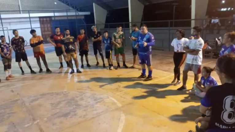 Professor Raimundo Damião incentiva a prática do handebol em Juruti. 