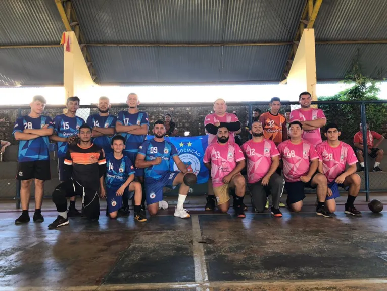 Jovens e adultos, incentivados pelo docente, em campeonato de handebol. 