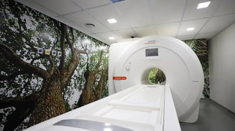 Além do aparelho de ressonância, o Centro de Diagnóstico de Imagens dispõe de equipamento de raios X, tomógrafo computadorizado, arco cirúrgico e outros aparelhos móveis