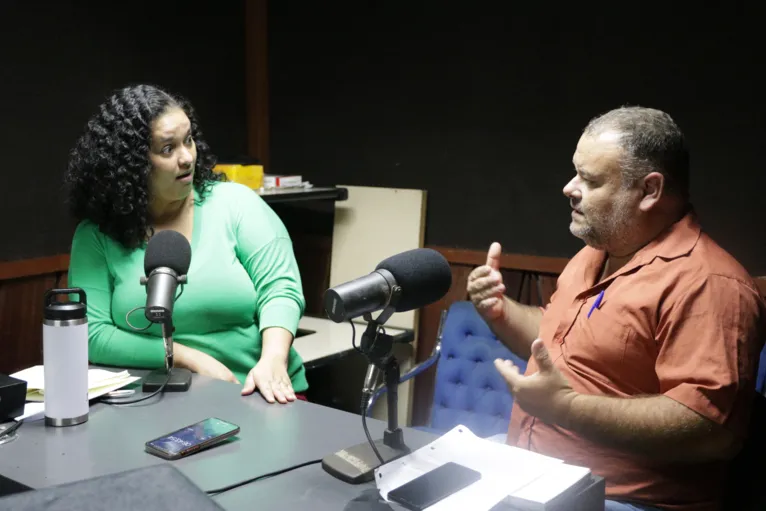 A jornalista Haynna Hálex e Márcio Neco no estúdio de gravação do podcast.  