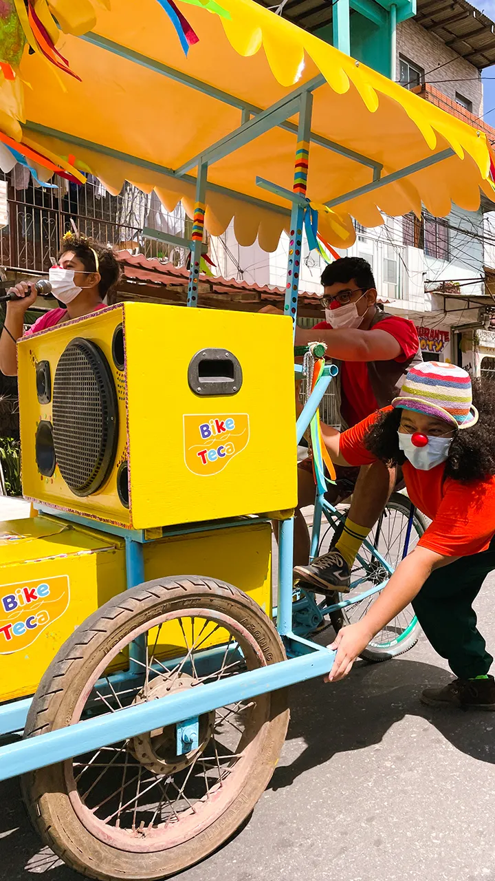 Atores circulam pelo bairro do Guamá levando cultura e arte à população