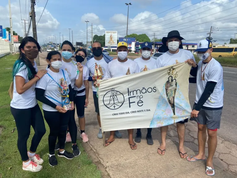Romeiro anda 78km para pedir namorada em casamento
