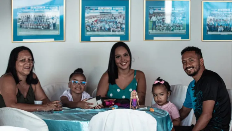 Jogadores estão concentrados, mas tiveram a presença dos familiares no almoço deste domingo.