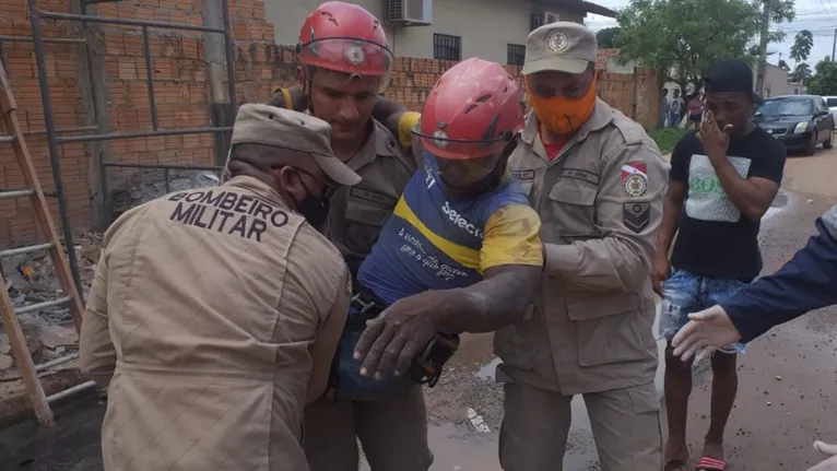 Vídeo: trabalhador leva forte descarga elétrica em andaime