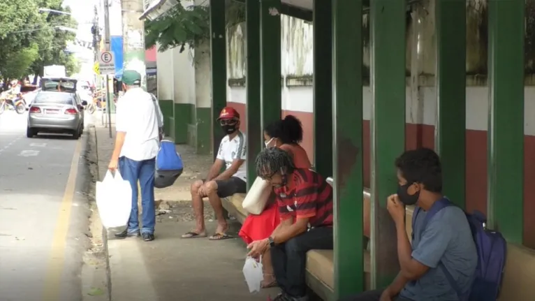 A espera por coletivos chega a passar de uma hora.