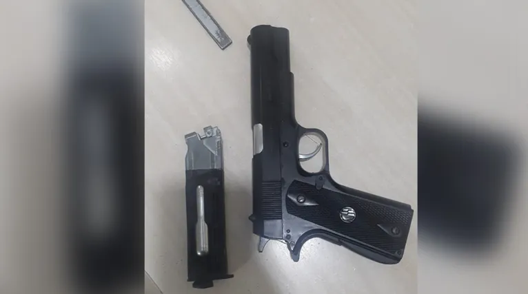 Os dois estavam usando um simulacro de arma de fogo