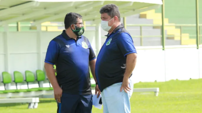 Paulinho (à esquerda) se mostrou bastante irritado com a entidade máxima do futebol.