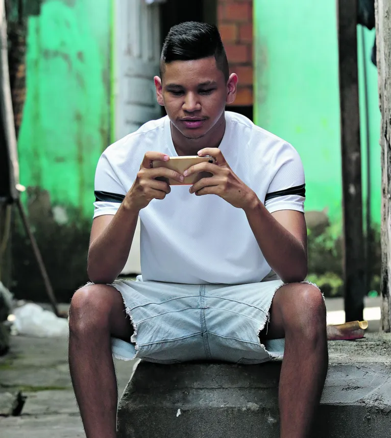 Ronald não deixa o jogo atrapalhar os estudos.