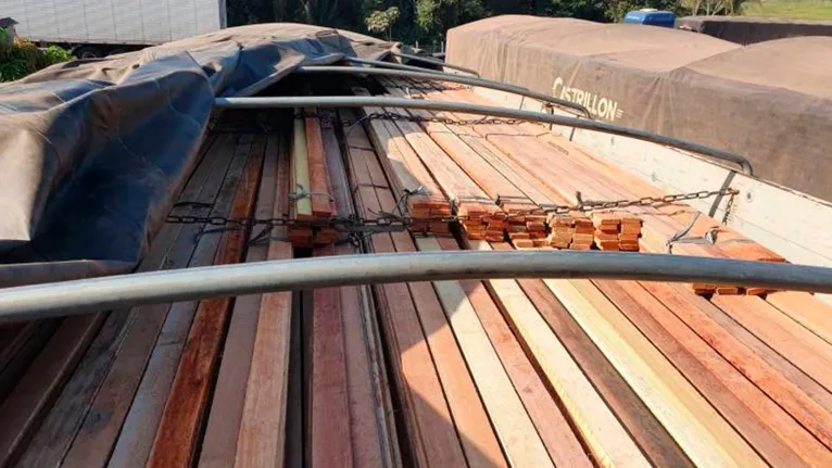 A carga com mais de 70 metros de madeira serrada
