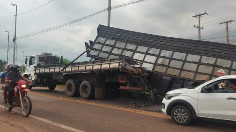 Acidente deixa o trânsito lento na ponte rodoferroviária   