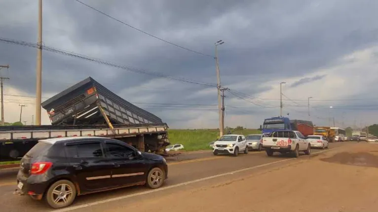 Acidente deixa o trânsito lento na ponte rodoferroviária   