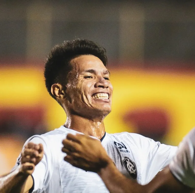 Lucas Tocantins comemora seu gol no Barradão.