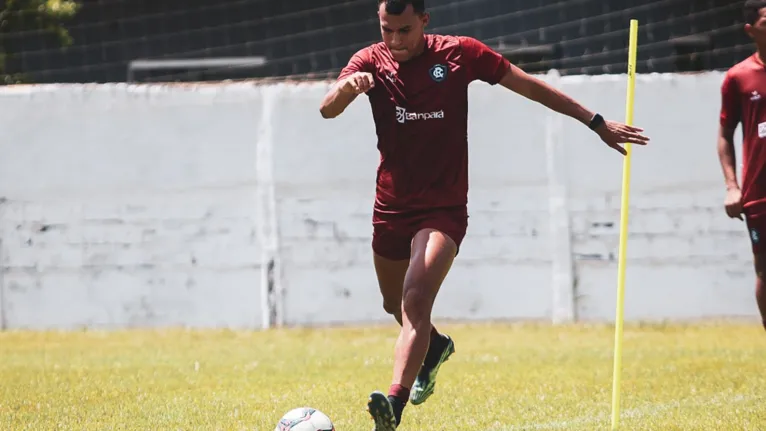 Romércio treinou com bola no último domingo (17)