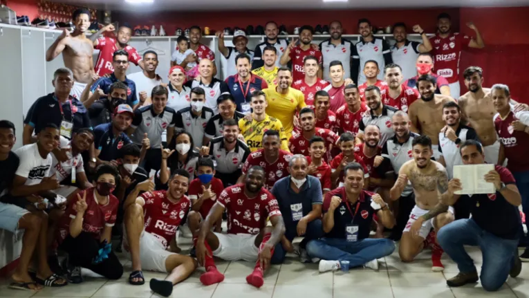 Jogadores do Tigrão comemoram vitória sofrida contra os azulinos.