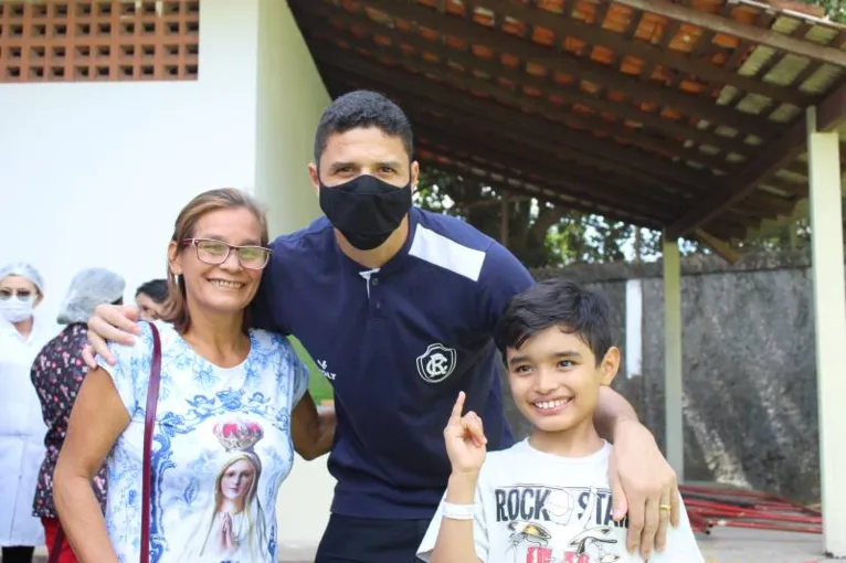 Goleiro do Remo visita crianças no Hospital de Clínicas