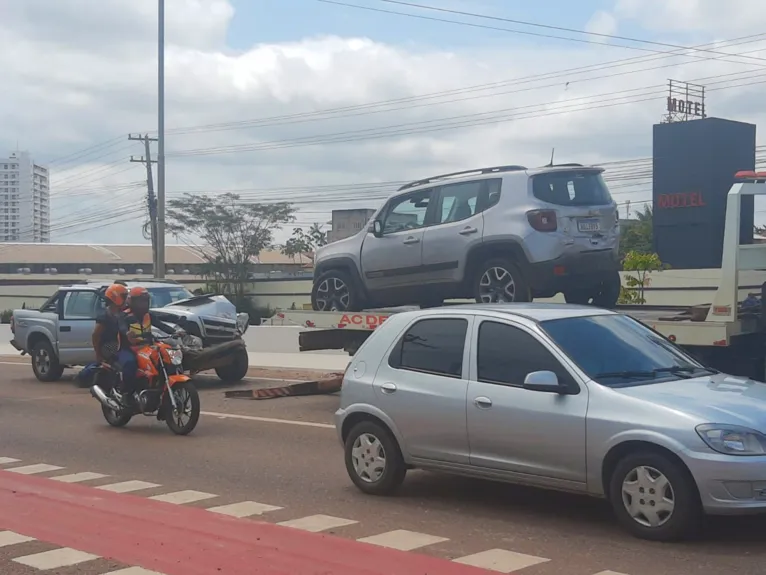 Ainda não se sabe exatamente o que ocasionou a batida entre os veículos, uma caminhonete S-10 e uma SUV Jeep
