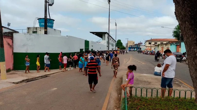 Filas gigantes são registradas no Zinho Oliveira e na Uepa