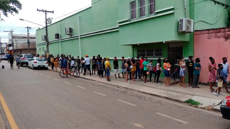 Filas gigantes são registradas no Zinho Oliveira e na Uepa