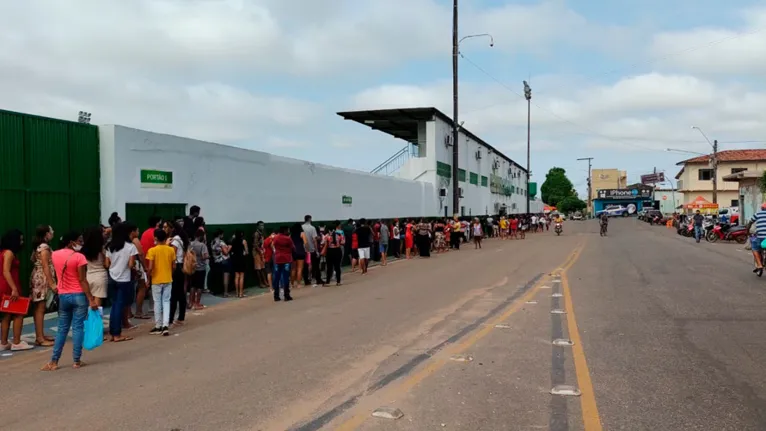 Filas gigantes são registradas no Zinho Oliveira e na Uepa