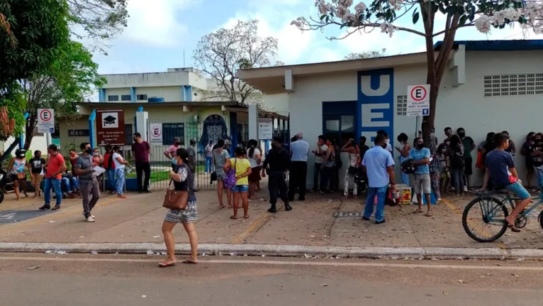 Filas gigantes são registradas no Zinho Oliveira e na Uepa