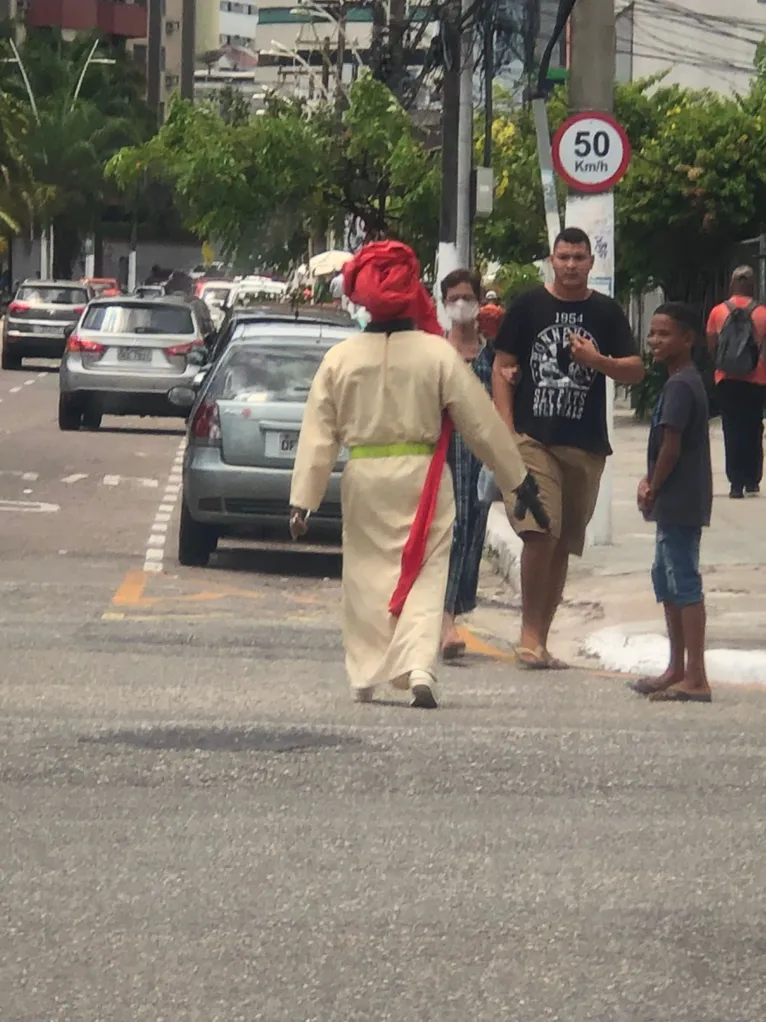 Homem fantasiado de árabe anda com fuzil por ruas de Belém