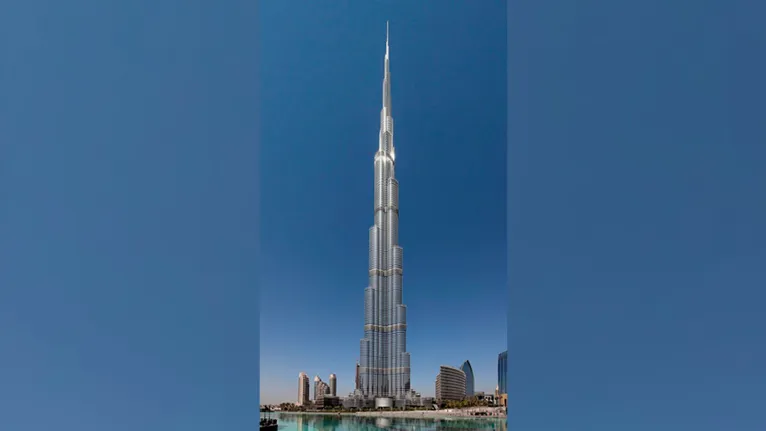 Burj Khalifa, localizado em Dubai, é o prédio mais alto do mundo com 828 metros de altura e 160 andares