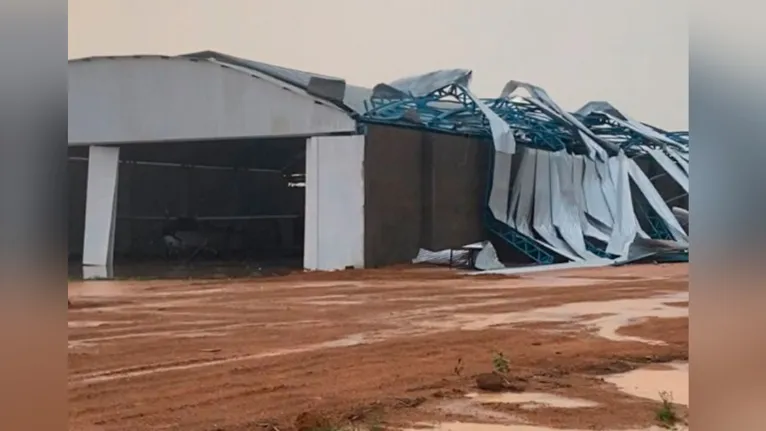 A chuva que caiu acompanhada de um forte vento, destelhou centenas de casas e galpões