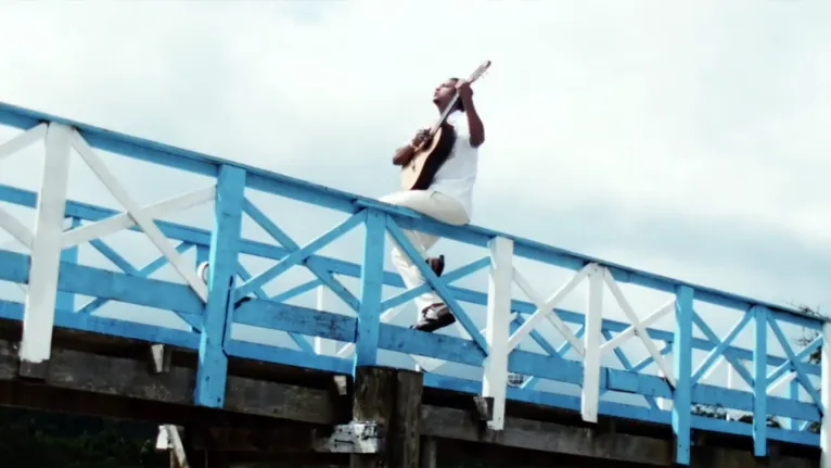 Silvan Galvão mostra que os opostos se atraem em novo clipe
