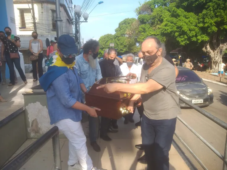 Cantor paraense Nilson Chaves prestando sua ultima homenagem ao amigo querido. 