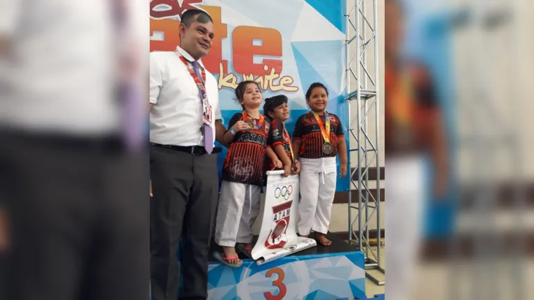 Jovens Karatecas