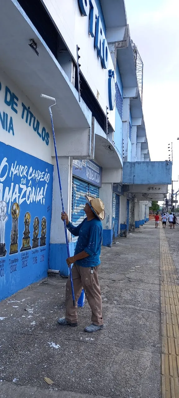 Torcedores revitalizam fachada