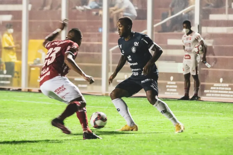 Victor Andrade perdeu grande chance logo após o gol do Vila Nova e depois, no segundo tempo, quando estava livre na marca do pênalti.