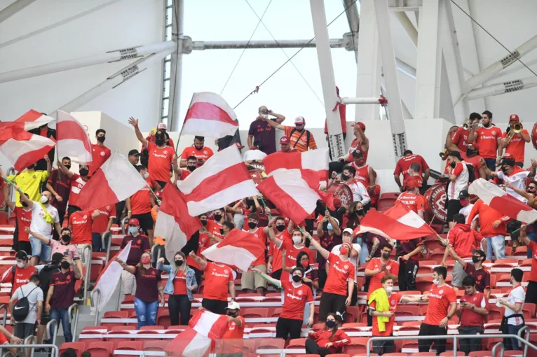 Inter goleia a Chapecoense na volta da torcida ao Beira-Rio