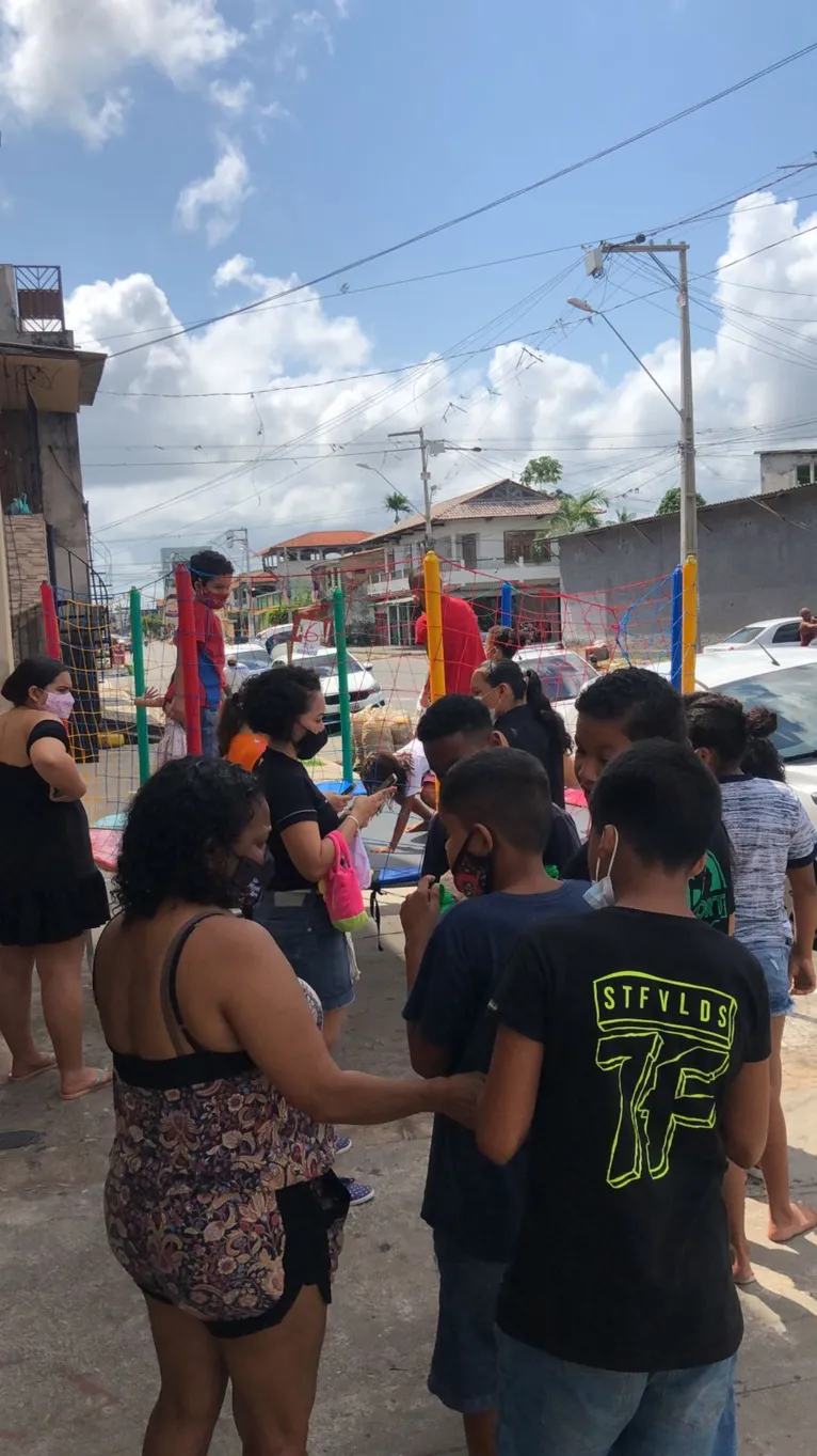 Torcedoras realizam domingo solidário em comunidades