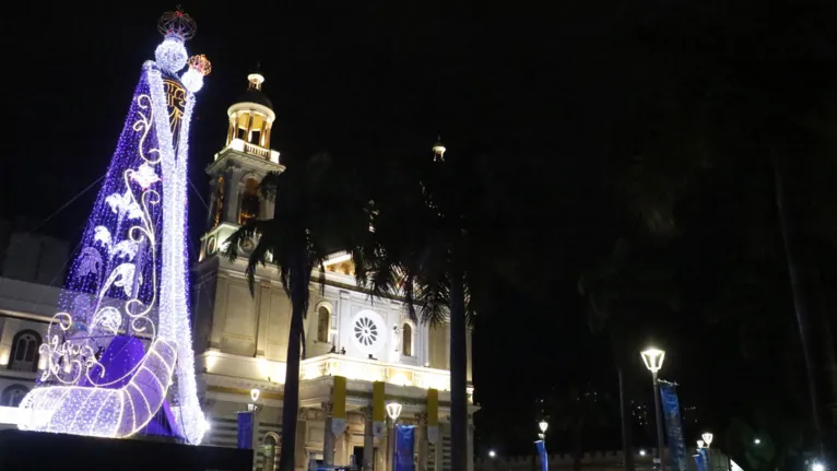 Imagem da santinha montada com lâmpadas de LED na entrada da Praça Santuário de Nazaré