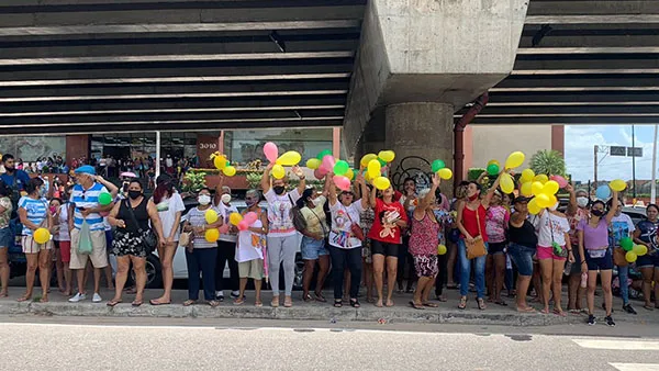 Devotos homenageiam Nossa Senhora de Nazaré.