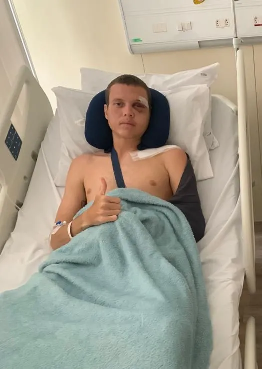Zagueiro Bernardo teve alta hospitalar após cirurgia na face e clavícula.