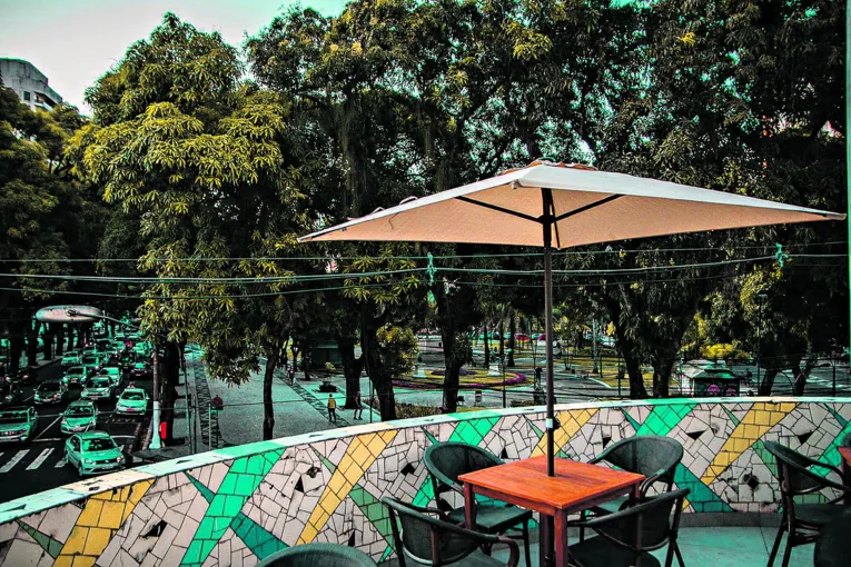 O Café do Canto se instalou num charmoso apartamento no edifício Manoel Pinto da Silva, com espaço descontraído, coworking, cafés diferenciados e comidinhas 