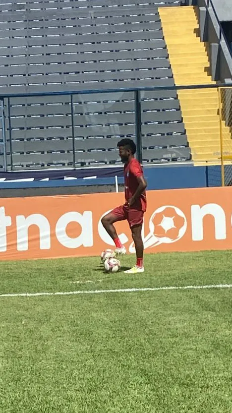 Atacante Erick Flores, já iniciando trabalho com bola no Baençao.