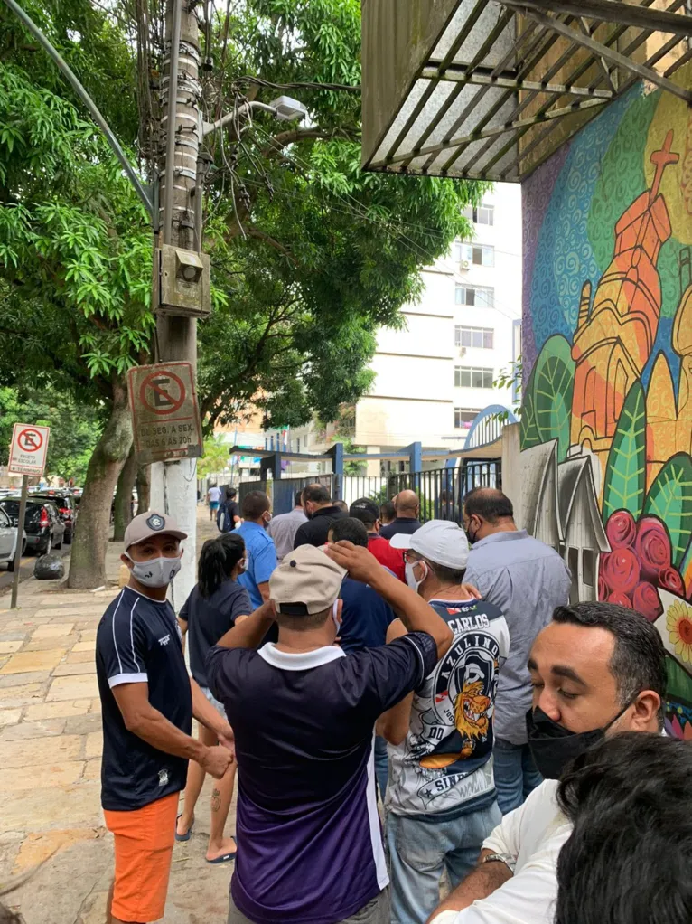 Torcida do Remo faz fila por ingressos para jogo no Baenão