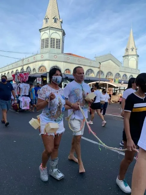 Gretchen cumpre promessa no Círio ao lado do marido