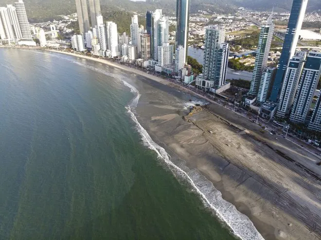 Obra de de alargamento da faixa de areia na Praia Central de Balneário Camboriú, em Santa Catarina