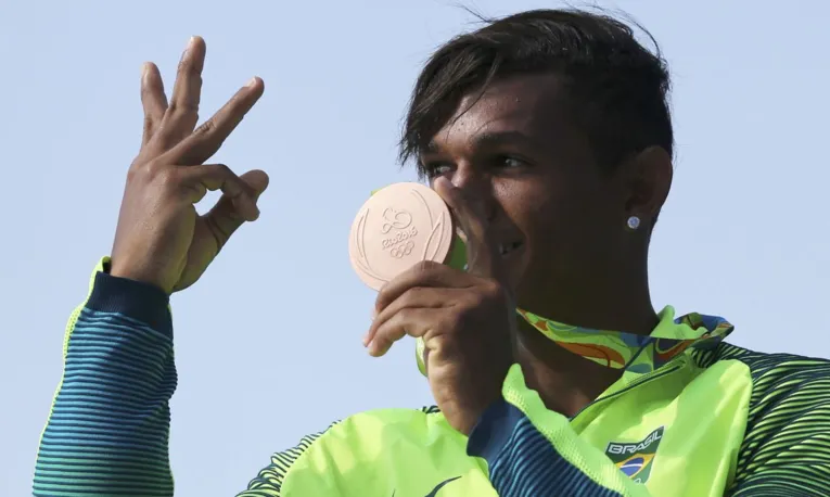 Izaquias Queiroz, o atleta da canoagem que levou prata na Rio 2016