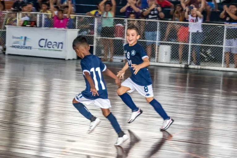 Kauê (camisa 11), comemorando um dos gols marcados pelo Clube do Remo.