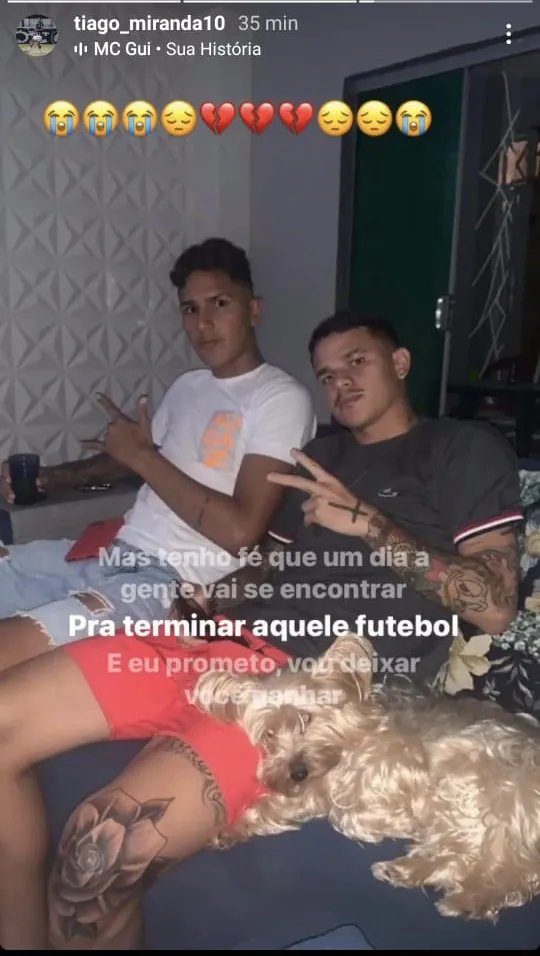 Rivais apenas nos gramados. Meia Thiago Miranda, do Clube do Remo, ao lado do amigo Bruninho.